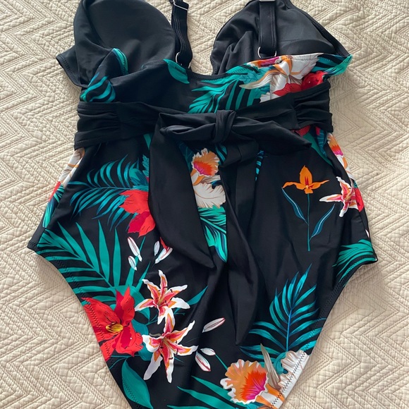 Cupshe Palm One Piece Swimsuit - Picture 2 of 2